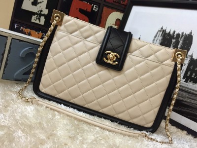 Chanel Shop Classic