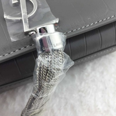 YSL Classic 17cm Croco Cinza c/pingente