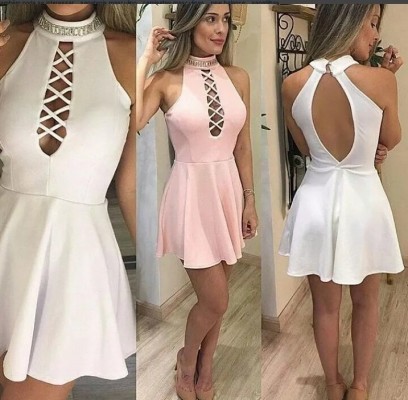VESTIDO COM PEDRARIA NA GOLA