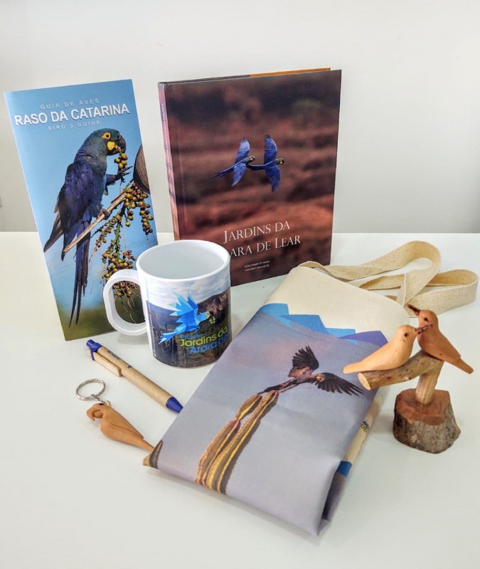 KIT: LIVRO JARDINS DA ARARA DE LEAR, GUIA AVES RASO DA CATARINA CANECA ACRILICA, CANETA, CHAVEIRO ARARA DE LEAR E CASAL DE PASSARO NO GALHO