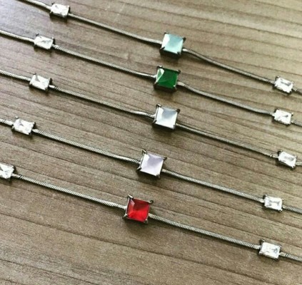 Chocker no rodio negro com quartzo leitoso
