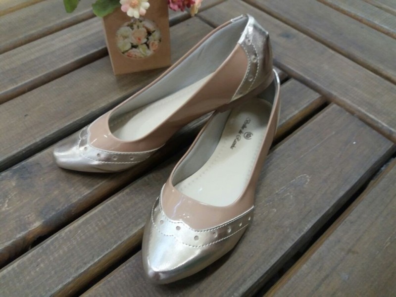 Sapatilha Rose e com detalhe dourado