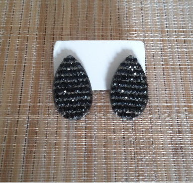 Brincos com pedras pretas