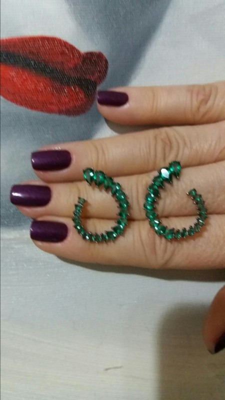 Brinco Meia Argola Oval Zircônias na Cor Esmeralda