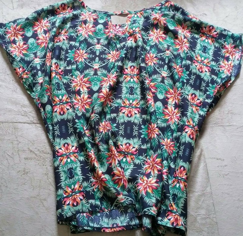 Blusa estampada folhagens, Tam G
