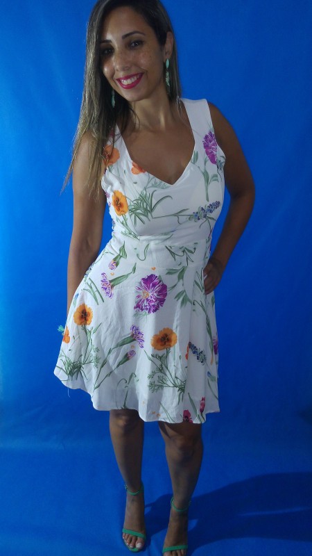 vestido curto em crepe branco estampa floral