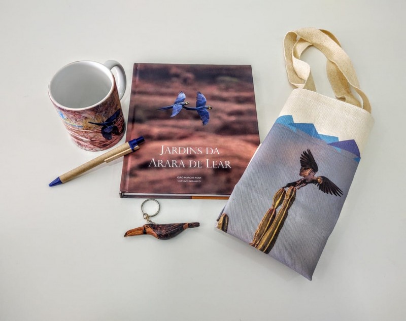 KIT: LIVRO JARDINS DA ARARA DE LEAR, CANECA PORCELANA, CANETA E CHAVEIRO  DE TUCANO