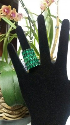 Aliança Inteira Cravejada de Zircônias Graúdas Cor Esmeralda Aro 16