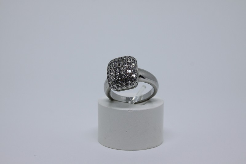 Anel Retangular Banhado em Ouro Branco cravejado
