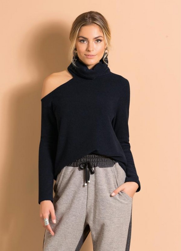 Blusa com Vazado no Ombro e Gola Alta Preta