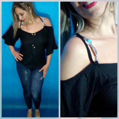 blusa preta com pedra azul na alça