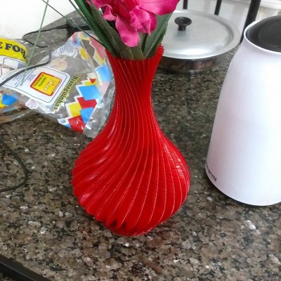 Vaso espiral em vermelho translúcido