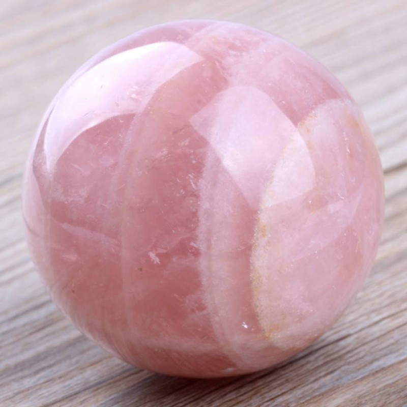 Linda Bola de Cristal  em  Quartzo Rosa acompanha suporte de madeira