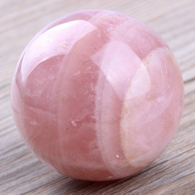 Linda Bola de Cristal  em  Quartzo Rosa acompanha suporte de madeira