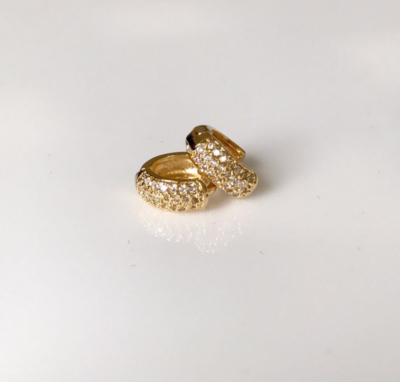 Brinco argola ouro cravejado de microzircônias