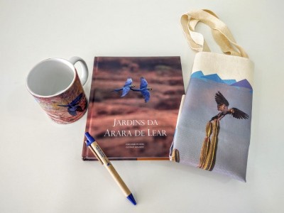 KIT: LIVRO JARDINS DA ARARA DE LEAR, CANECA PORCELANA E CANETA