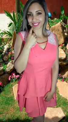 vestido curto salmão em crepe com renda na gola