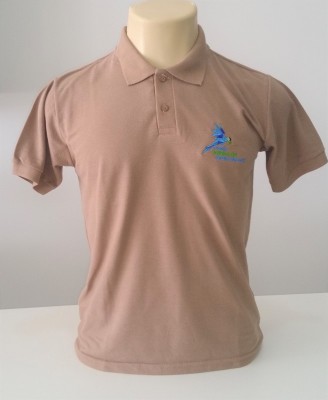 CAMISETA POLO  MASCULINA LOGO PROJETO JARDINS DA ARARA DE LEAR BORDADA (BEGE)