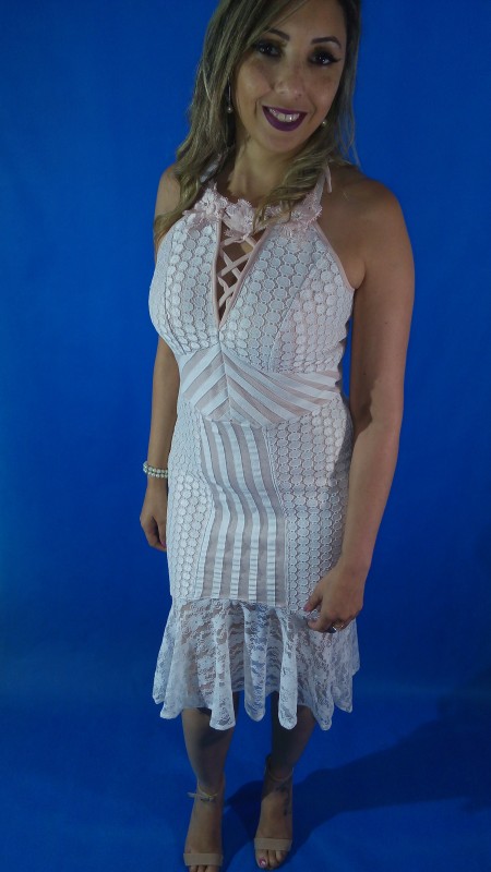vestido justo branco/rosê com barrado em renda