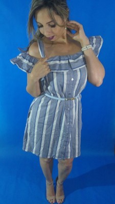 vestido curto listrado ombro a ombro
