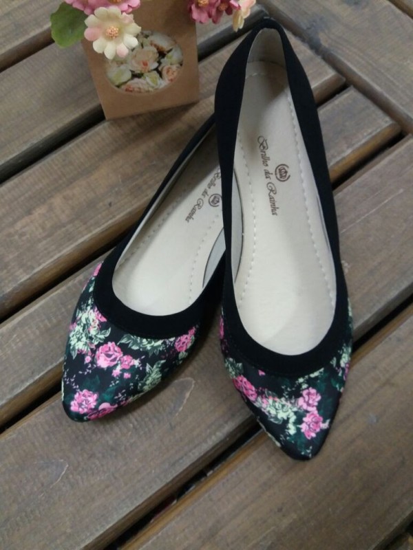 Sapatilha preta estampada floral