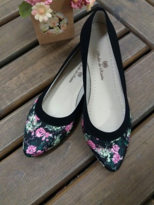 Sapatilha preta estampada floral