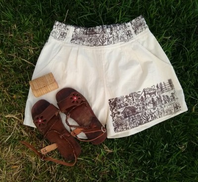 KIT: SHORT COM ELASTICO, SANDALIA COURO E PORTA MOEDA