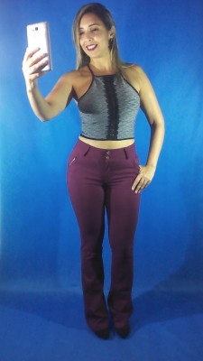 calça flare vinho
