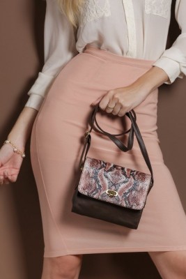 Bolsa reversível em couro sintético - CAFÉ/COBRA