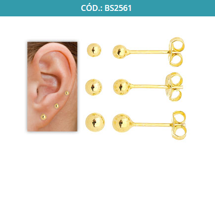 CONJUNTO COM TRÊS PARES DE BRINCOS DE BOLINHA, FOLHEADOS A OURO