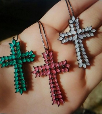 Crucifixo em zirconias com banho no rodio negro