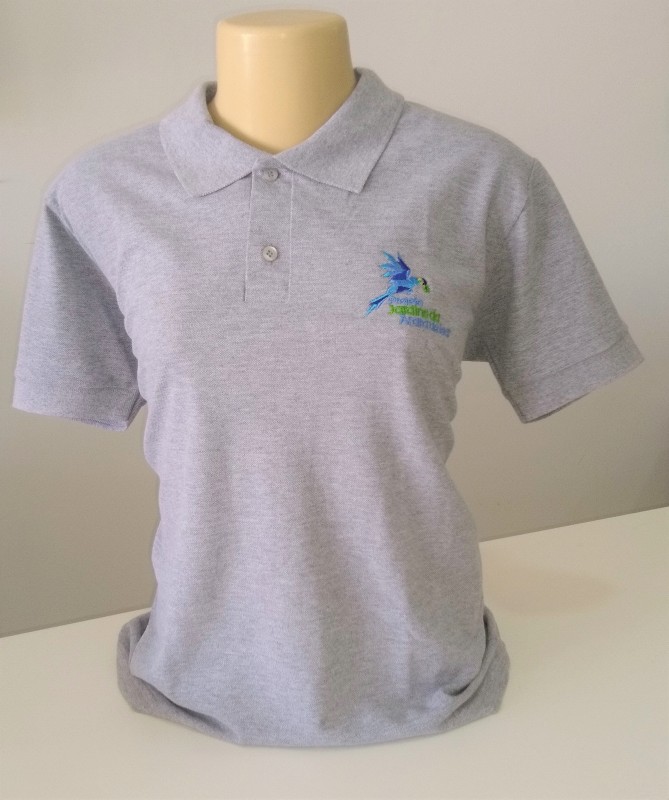 CAMISETA POLO FEMININA  LOGO PROJETO JARDINS DA ARARA DE LEAR  BORDADA (CINZA)