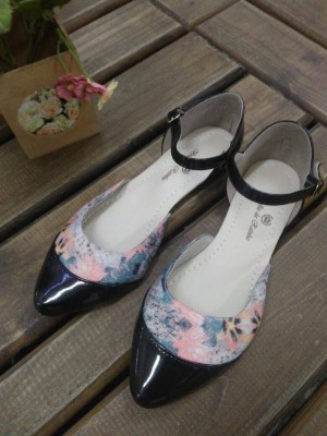 Sapatilha de bico fino preta envernizada com detalhe floral