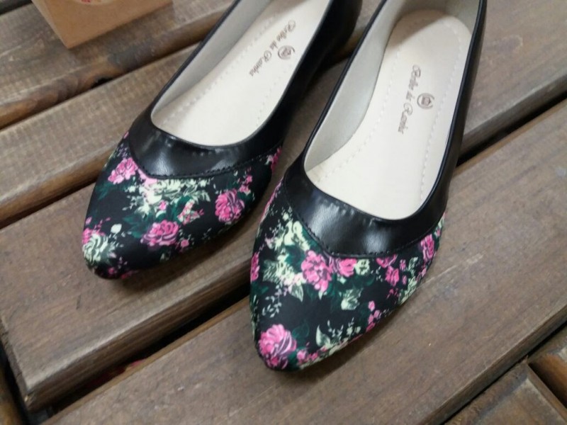 Sapatilha Floral em couro