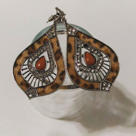 BRINCO GOTA COM STRASS NA COR PRATA ENVELHECIDA