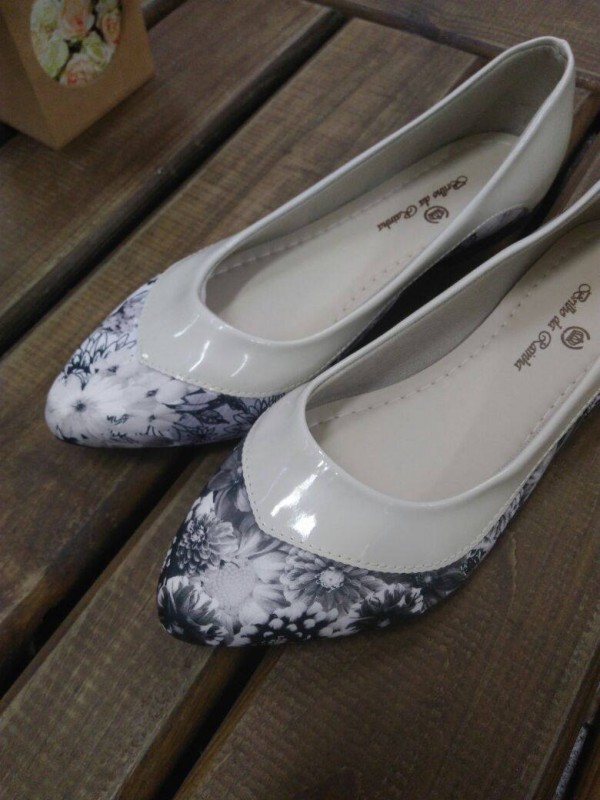 Sapatilha cinza com estampa floral