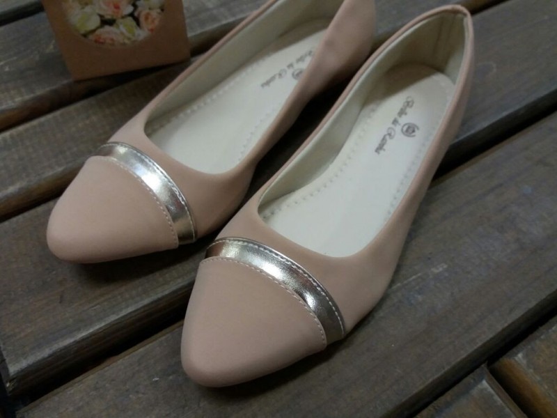 Sapatilha Nude com Detalhe Dourado
