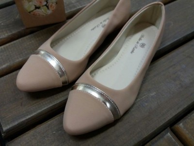 Sapatilha Nude com Detalhe Dourado