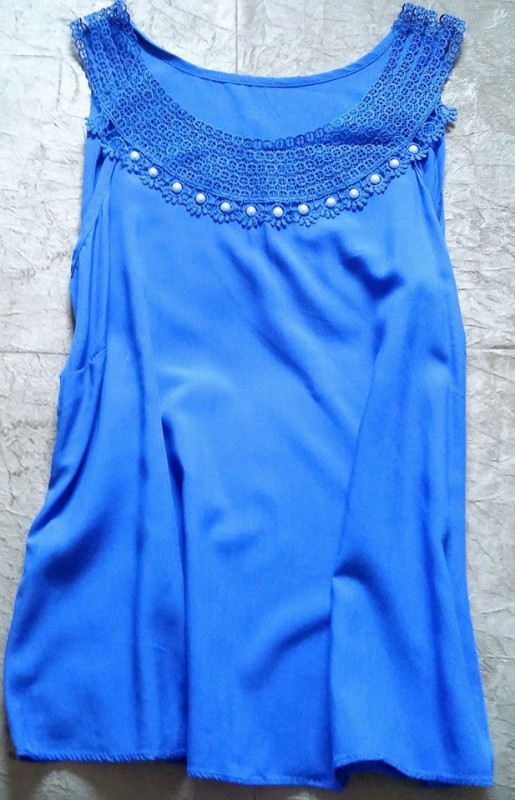 Blusa azul, renda e pérolas, Tam M