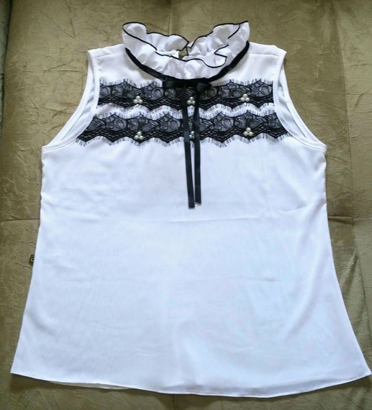 Blusa branca com renda preta e pérolas, Tam P