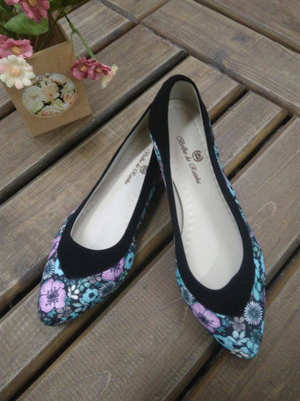 Sapatilha com detalhe floral de bico fino