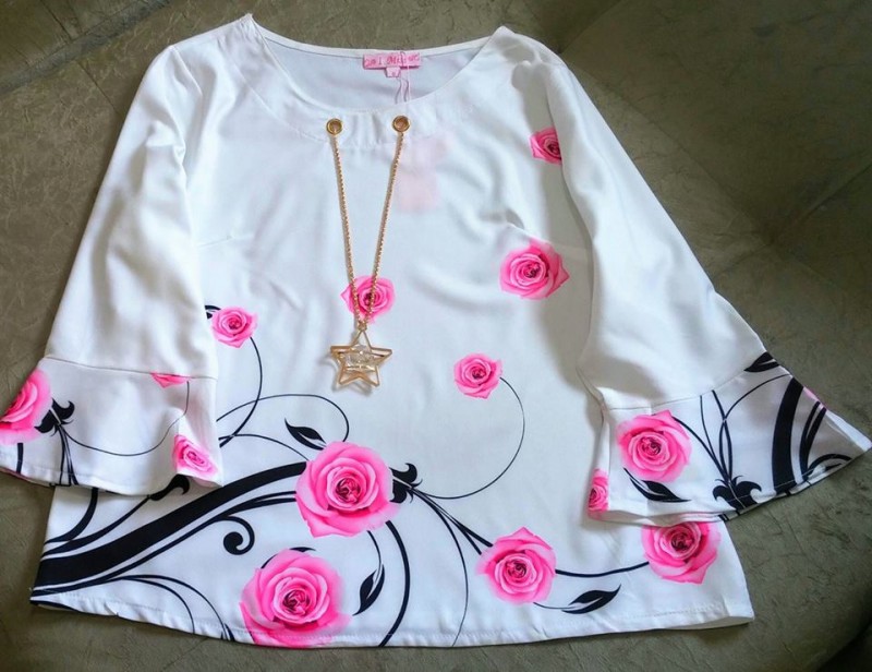 Blusa rosas em viscose e colar, Tam G