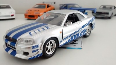 Nissan Skyline GTR - Velozes e Furiosos 2 - Prata com Listras Azul