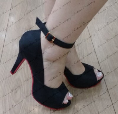 sapato preto com salto vermelho