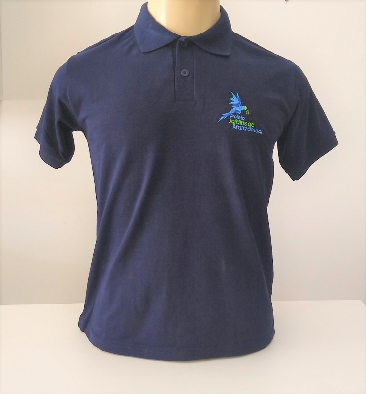 CAMISETA POLO  MASCULINA LOGO PROJETO JARDINS DA ARARA DE LEAR BORDADA (AZUL)