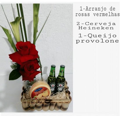 Cesta de cerveja e rosas vermelhas