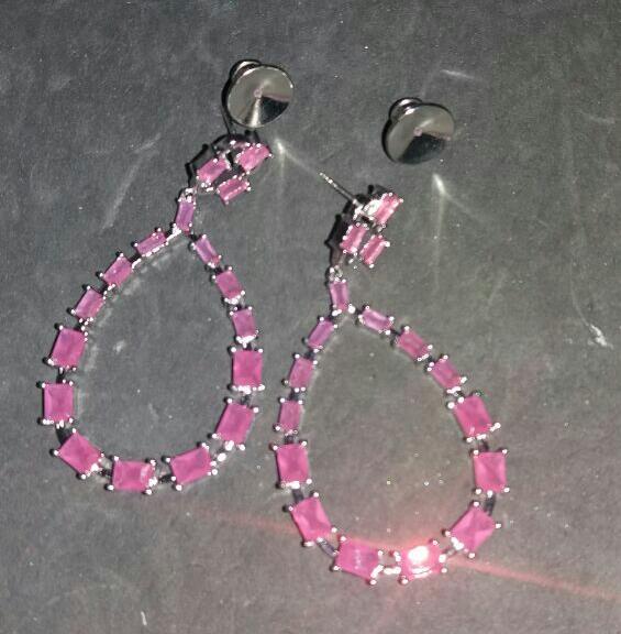 Brinco de argolas ovais com pedras de rubi