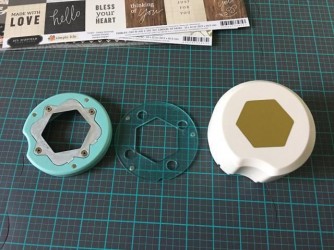 CLEAR CUT PUNCH HEXAGON - WE R MEMORY KEEPERS 3 