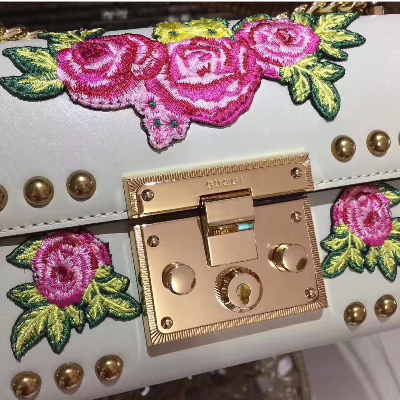 GC Padlock Branca com bordados e spikes
