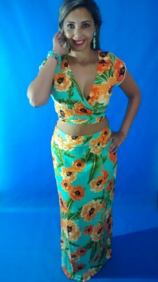 conjunto estampado floral verde saia longa e croped
